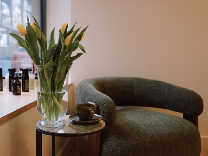 Coffee and flowers in the INIZIO lounge