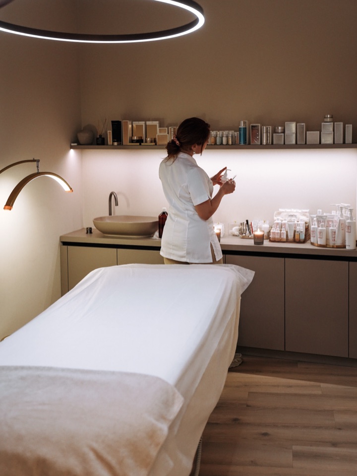Swissline specialist in the INIZIO treatment room