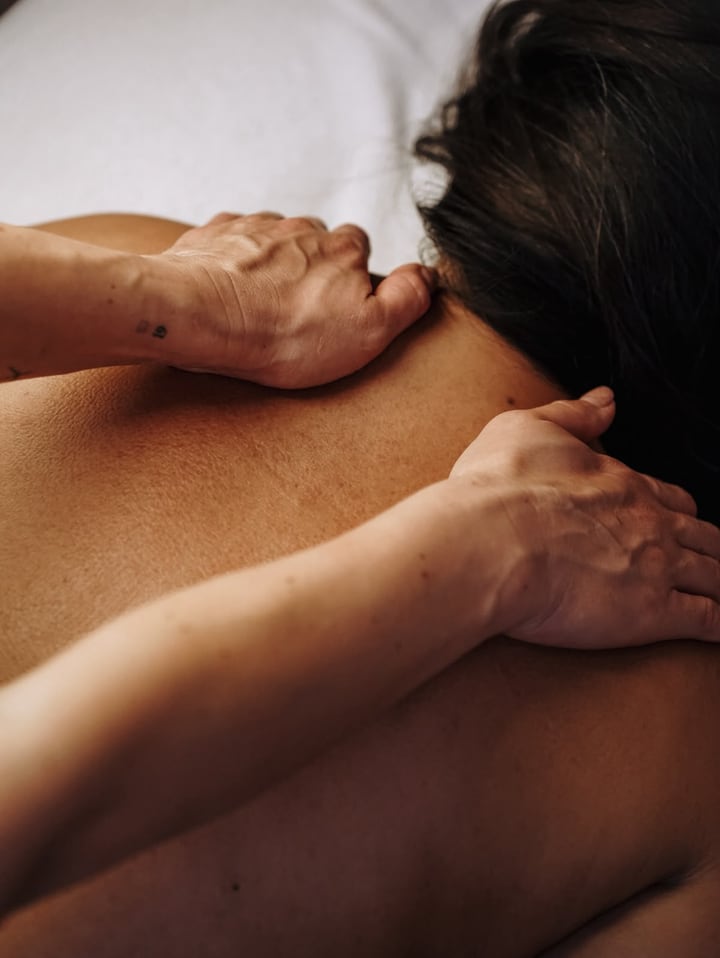 Neck and shoulder massage treatment at INIZIO